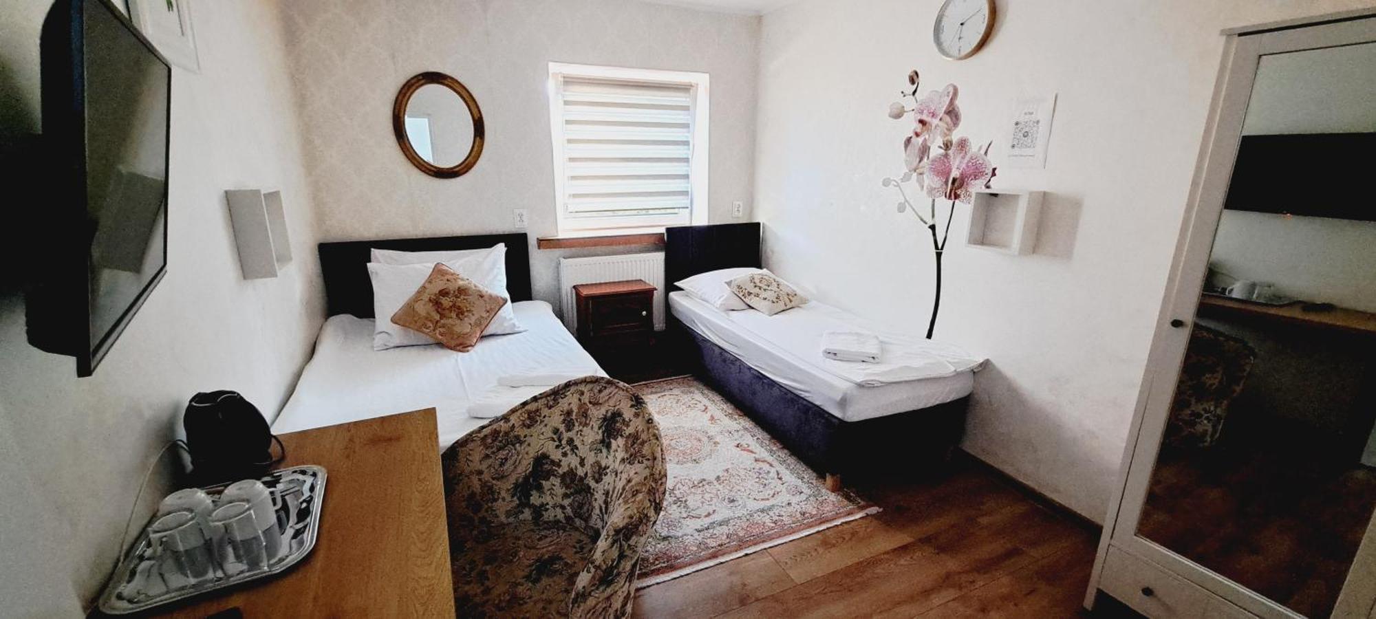 Hotel Rezydencja Rosa Przemyśl Buitenkant foto